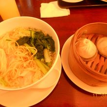 ぷりぷり海老のワンタン麺と小龍包