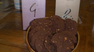 空港：アニエスｂ．チョコ・ショップでチョコ・クッキーをお土産に