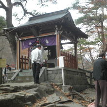 遊歩道沿いには神社もあります