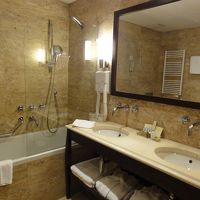 バスタブとは別にシャワーブースもあり