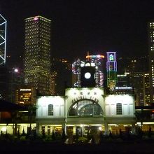 香港島ビクトリア湾に面した中環フェリー乗り場