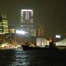 ビクトリア湾海上から見る九龍島側夜景。