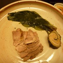 メインの料理です。肉とキムチを葉っぱで包んで食べます。