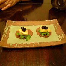 2人分です。一番下の薄いもので全部をくるんで食べます。