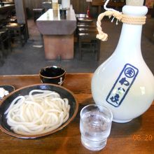 釜揚げうどんと、大きなうどんつゆ