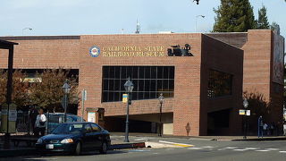 古い蒸気機関車を中心にした展示は見もの