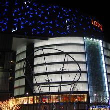 夜のロッテデパート。イルミネーションもキレイです