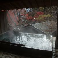 朝限定の露天風呂！お湯と紅葉が最高です