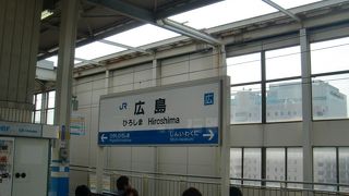 広島駅は北側が遠距離、南側が近距離に機能を分けています。