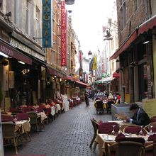 アーケードがなくなるとたくさんのレストランが軒を連ねる★
