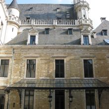 市庁舎の中庭は意外に質素。