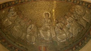 黄金のモザイックがすばらしい聖アクィリーノ礼拝堂は必見です。