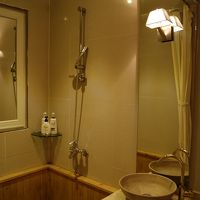 ドアが無く、洗面所が水浸し。