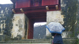 雨の日は滑りやすいです