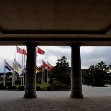 本社ビル・正面エントランス