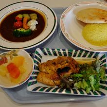 昼食は社員食堂で・・