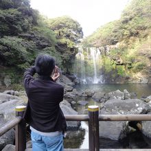 正面から滝を望めます