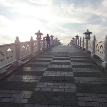 滝のある渓谷に架かる美しい橋