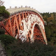 天女の描かれた美しい橋