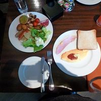 オムレツがうれしい．欧米人に違和感ない朝食