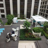 部屋からはカフェが見えます