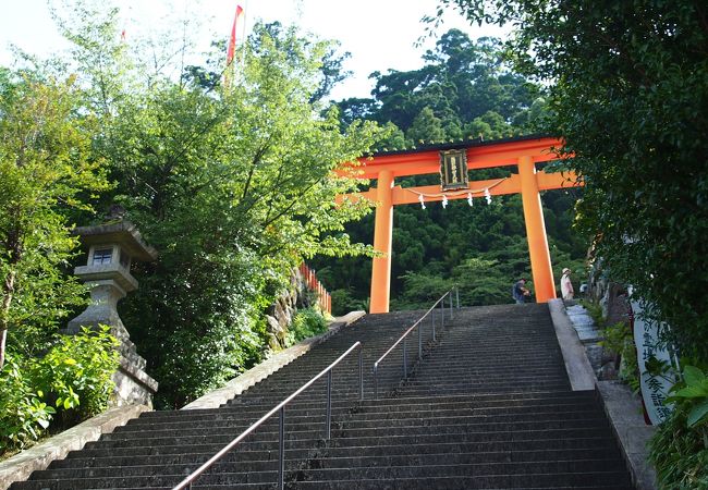 二の鳥居まで登っていきます。