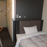 枕側の壁がソファになってます。結構もたれ心地がいいです