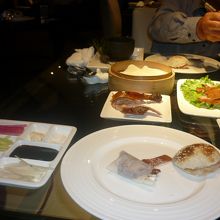 つけあわせも多種類きます。ニンニクだれがおいしい。