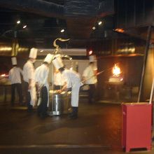 店内　入口付近で焼いてるとこ見られます。