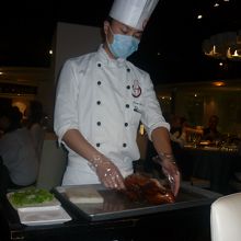 目の前で切り分けてくれます。削いでるみたい。