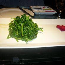 青菜炒めもすっごくおいしい。これは空芯菜。