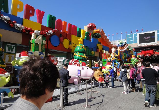 正面玄関はいつも華やかな飾り付け