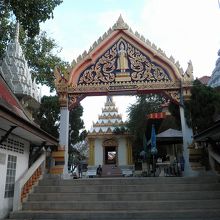 寺院への入り口