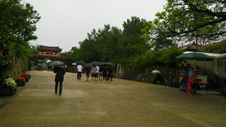 モノレールの駅からは遠いです