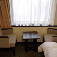 窓側にはソファー 