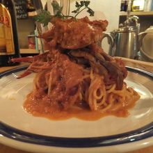 これでも量を減らしてもらった渡り蟹のパスタ。山盛りです。