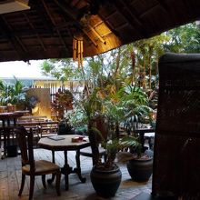 バリ島をイメージした店内