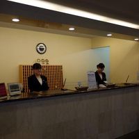 こじんまりとしたフロント