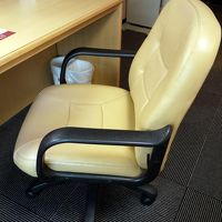 ゆったりとパソコンが出来るイスが備わる 