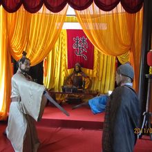 鴻門の宴で　剣舞をしています。項羽方が劉邦を殺害しよ