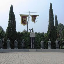 鴻門の入り口に入った所の楚軍（項羽）と漢軍（劉邦）