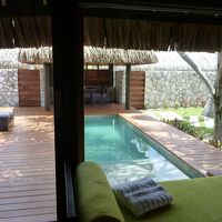 室内プールとガゼボ。室内は機能的です。