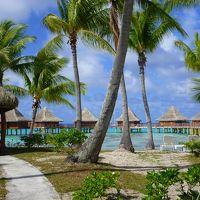 ビーチバンガローと水上バンガロー