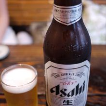 スーパードライ大瓶 ￥８００− 