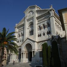 大公宮殿はこっちか？