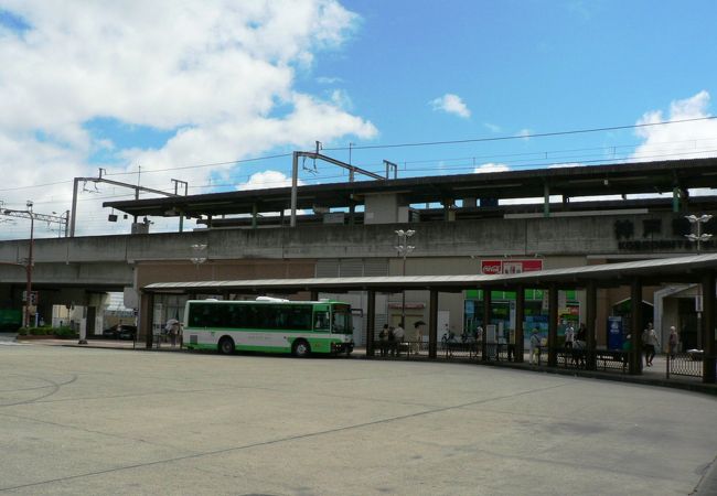 フルーツパークへのバスが発着する神戸電鉄岡場駅 