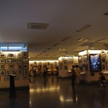 広い館内には多くの写真やパネルが展示されています