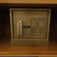 セーフティボックス。テーブルの下の扉を開けたらありました。