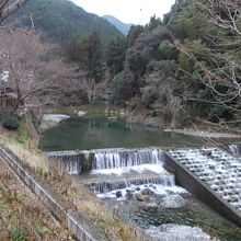 あづまやから楽しめる川のせせらぎ