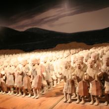 漢代の兵馬俑、秦始皇帝陵の兵馬俑と違って小さい